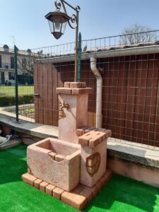 fontana <a href="/prodotti/fontane-da-giardino/fonte-del-casale-con-lanterna/">fonte del casale con lanterna</a> col. rosa antico, cod. 03FDCLRA, località: Castelnuovo del Garda (Verona) fontana fonte del casale con lanterna col. rosa antico, cod. 03FDCLRA, località: Castelnuovo del Garda (Verona)