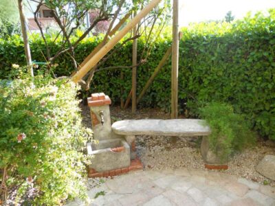 fontana <a href="/prodotti/fontane-da-giardino/fonte-del-casale-con-panchina/">fonte del casale con panchina</a> col. antichizzato, cod. 03FDCPAT, località: Staranzano (Gorizia) fontana fonte del casale con panchina col. antichizzato, cod. 03FDCPAT, località: Staranzano (Gorizia)
