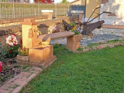 fontana <a href="/prodotti/fontane-da-giardino/fonte-del-casale-con-panchina/">fonte del casale con panchina</a> col. mattone, cod. 03FDCPM, località: Montegaldella (Vicenza) fontana fonte del casale con panchina col. mattone, cod. 03FDCPM, località: Montegaldella (Vicenza)