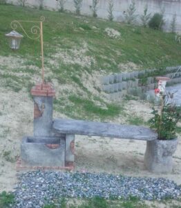 fontana <a href="/prodotti/fontane-da-giardino/fonte-del-casale-con-panchina-e-lanterna/">fonte del casale con panchina e lanterna</a> col. antichizzato, cod. 03FDCPLAT, località: Montechiaro d'Asti fontana fonte del casale con panchina e lanterna col. antichizzato, cod. 03FDCPLAT, località: Montechiaro d'Asti