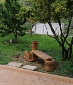 fontana <a href="/prodotti/fontane-da-giardino/fonte-del-casale-con-panchina-e-lanterna/">fonte del casale con panchina e lanterna</a> col. old stone, cod. 03FDCPLOS, località: Guardialfiera (Campobasso) fontana fonte del casale con panchina e lanterna col. old stone, cod. 03FDCPLOS, località: Guardialfiera (Campobasso)