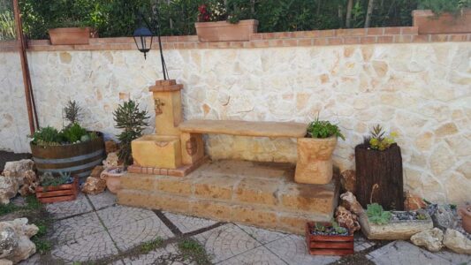 fontana <a href="/prodotti/fontane-da-giardino/fonte-del-casale-con-panchina-e-lanterna/">fonte del casale con panchina e lanterna</a> col. pietre del borgo, cod. 03FDCPLP, località: Castel di Lama (Ascoli Piceno) fontana fonte del casale con panchina e lanterna col. pietre del borgo, cod. 03FDCPLP, località: Castel di Lama (Ascoli Piceno)