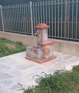 fontana <a href="/prodotti/fontane-da-giardino/fonte-del-casale/">fonte del casale</a> col. antichizzato, cod. 03FDCAT, località: Asti fontana fonte del casale col. antichizzato, cod. 03FDCAT, località: Asti