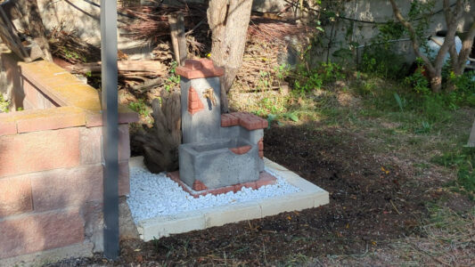 fontana <a href="/prodotti/fontane-da-giardino/fonte-del-casale/">fonte del casale</a> col. antichizzato, cod. 03FDCAT, località: Quartu sant'Elena (Cagliari) fontana fonte del casale col. antichizzato, cod. 03FDCAT, località: Quartu sant'Elena (Cagliari)