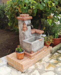 fontana <a href="/prodotti/fontane-da-giardino/fonte-del-casale/">fonte del casale</a> col. antichizzato, cod. 03FDCAT, località: Rieti fontana fonte del casale col. antichizzato, cod. 03FDCAT, località: Rieti