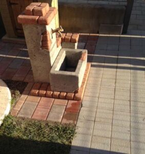 fontana <a href="/prodotti/fontane-da-giardino/fonte-del-casale/">fonte del casale</a> col. antichizzato, cod. 03FDCAT, località: Ronchi del Legionari (Gorizia) fontana fonte del casale col. antichizzato, cod. 03FDCAT, località: Ronchi del Legionari (Gorizia)