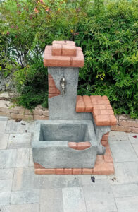 fontana <a href="/prodotti/fontane-da-giardino/fonte-del-casale/">fonte del casale</a> col. antichizzato, cod. 03FDCAT, località: Vistrorio (Torino) fontana fonte del casale col. antichizzato, cod. 03FDCAT, località: Vistrorio (Torino)