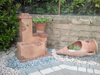 fontana <a href="/prodotti/fontane-da-giardino/fonte-del-casale/">fonte del casale</a> col. mattone, cod. 03FDCM, località: Colonna (Roma) fontana fonte del casale col. mattone, cod. 03FDCM, località: Colonna (Roma)