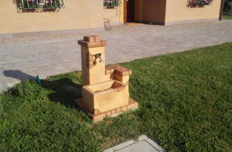 fontana <a href="/prodotti/fontane-da-giardino/fonte-del-casale/">fonte del casale</a> col. mattone, cod. 03FDCM, località: Minerbio (Bologna) fontana fonte del casale col. mattone, cod. 03FDCM, località: Minerbio (Bologna)