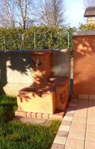 fontana <a href="/prodotti/fontane-da-giardino/fonte-del-casale/">fonte del casale</a> personalizzata col. mattone, località: Santa Maria del Piave (Treviso) fontana fonte del casale personalizzata col. mattone, località: Santa Maria del Piave (Treviso)