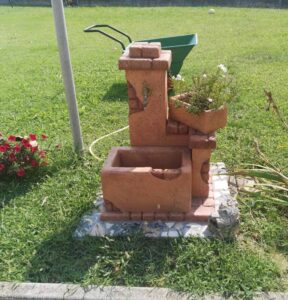fontana <a href="/prodotti/fontane-da-giardino/fonte-del-casale/">fonte del casale</a> e <a href="/prodotti/vasi-fioriere/vaso-rettangolare-30/">vaso rettangolare 30</a>, col. mattone, località: Piove di Sacco (Padova) fontana fonte del casale e vaso rettangolare 30, col. mattone, località: Piove di Sacco (Padova)