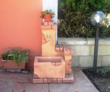 fontana <a href="/prodotti/fontane-da-giardino/fonte-del-casale/">fonte del casale</a> col. mattone, cod. 03FDCM, località: Torpedé (Nuoro) fontana fonte del casale col. mattone, cod. 03FDCM, località: Torpedé (Nuoro)