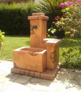 fontana <a href="/prodotti/fontane-da-giardino/fonte-del-casale/">fonte del casale</a> col. mattone, cod. 03FDCM, provincia di Vibo Valentia fontana fonte del casale col. mattone, cod. 03FDCM, provincia di Vibo Valentia