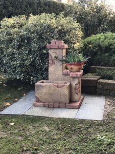 fontana <a href="/prodotti/fontane-da-giardino/fonte-del-casale/">fonte del casale</a> col. old stone, cod. 03FDCOS fontana fonte del casale col. old stone, cod. 03FDCOS
