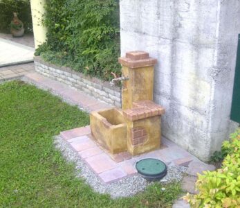 fontana <a href="/prodotti/fontane-da-giardino/fonte-del-casale/">fonte del casale</a> col. old stone, cod. 03FDCOS, località: Besnate (Varese) fontana fonte del casale col. old stone, cod. 03FDCOS, località: Besnate (Varese)