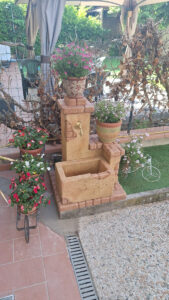 fontana <a href="/prodotti/fontane-da-giardino/fonte-del-casale/">fonte del casale</a> col. pietre del borgo, cod. 03FDCP, località: Spoleto (Perugia) fontana fonte del casale col. pietre del borgo, cod. 03FDCP, località: Spoleto (Perugia)