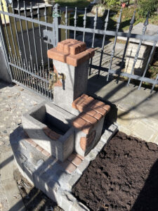 fontana <a href="/prodotti/fontane-da-giardino/fonte-del-casale/">fonte del casale</a> col. antichizzato, cod. 03FDCAT, località: Montese (Modena) fontana fonte del casale col. antichizzato, cod. 03FDCAT, località: Montese (Modena)