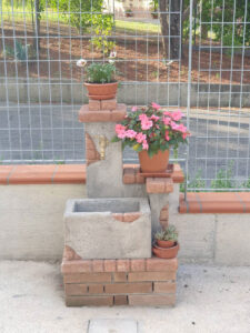 fontana <a href="/prodotti/fontane-da-giardino/fonte-del-casale/">fonte del casale</a> col. antichizzato, cod. 03FDCAT, località: San Giorgio a Liri (Frosinone) fontana fonte del casale col. antichizzato, cod. 03FDCAT, località: San Giorgio a Liri (Frosinone)