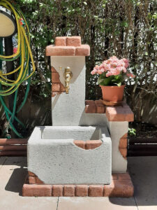 fontana <a href="/prodotti/fontane-da-giardino/fonte-del-casale/">fonte del casale</a> col. bianco, cod. 03FDCGB, località: Gubbio (Perugia) fontana fonte del casale col. bianco, cod. 03FDCGB, località: Gubbio (Perugia)