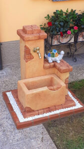 fontana <a href="/prodotti/fontane-da-giardino/fonte-del-casale/">fonte del casale</a> col. mattone, cod. 03FDCM, località: Gadesco Pieve Delmona (Cremona) fontana fonte del casale col. mattone, cod. 03FDCM, località: Gadesco Pieve Delmona (Cremona)