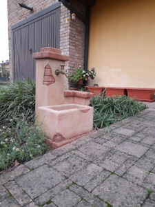 fontana <a href="/prodotti/fontane-da-giardino/fonte-del-casale/">fonte del casale</a> col. pietre del borgo, cod. 03FDCP, località: Caselle Lurani (Lodi) fontana fonte del casale col. pietre del borgo, cod. 03FDCP, località: Caselle Lurani (Lodi)