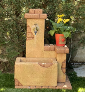 fontana <a href="/prodotti/fontane-da-giardino/fonte-del-casale/">fonte del casale</a> col. pietre del borgo, cod. 03FDCP, località: Cesate (Milano) fontana fonte del casale col. pietre del borgo, cod. 03FDCP, località: Cesate (Milano)