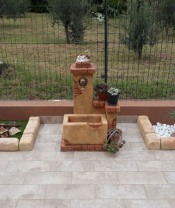 fontana <a href="/prodotti/fontane-da-giardino/fonte-del-casale/">fonte del casale</a> col. pietre del borgo, cod. 03FDCP, località: Terme Vigliatore (Messina) fonte del casale col. pietre del borgo, cod. 03FDCP, località: Terme Vigliatore (Messina)
