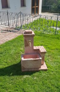 fontana <a href="/prodotti/fontane-da-giardino/fonte-del-casale/">fonte del casale</a> col. rosa antico, cod. 03FDCRA, località: Cimolais (Pordenone) fontana fonte del casale col. rosa antico, cod. 03FDCRA, località: Cimolais (Pordenone)