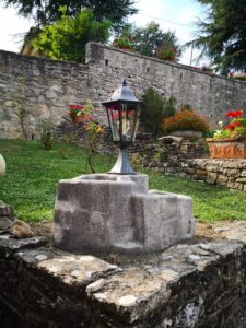 <a href="/prodotti/lampade-da-giardino-e-illuminazione/base-grande-in-finta-roccia-per-lampione-da-giardino/">base grande in finta roccia per lampione da giardino</a> col. antichizzato, cod. 11PLGAT, località: Cellena (Grosseto) base grande in finta roccia per lampione da giardino col. antichizzato, cod. 11PLGAT, località: Cellena (Grosseto)