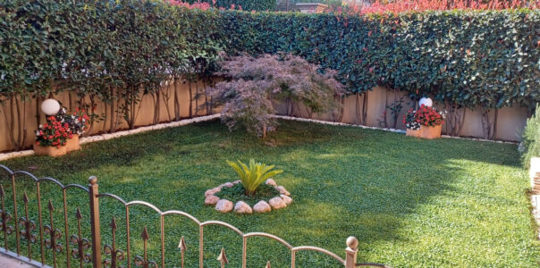 <a href="/prodotti/lampade-da-giardino-e-illuminazione/lampada-da-giardino-con-base-media-in-finta-roccia/">lampada da giardino con base media in finta roccia</a>, col. mattone, cod. 11PLPML e <a href="/prodotti/cordoli-bordure-piastre/bordura-per-aiuole/">bordura per aiuole</a> col. bianco, cod. 05BGB località: Vallerano (Viterbo) lampada da giardino con base media in finta roccia, col. mattone, cod. 11PLPML e bordura per aiuole col. bianco, cod. 05BGB località: Vallerano (Viterbo)