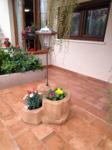 <a href="/prodotti/lampade-da-giardino-e-illuminazione/lanterna solare da giardino con base media in finta roccia/">Lanterna solare da giardino con base media in finta roccia</a> col. old stone, cod. 11PLMOSLS, località: Sassari lanterna solare da giardino con base media in finta roccia col. old stone, cod. 11PLMOSLS, località: Sassari