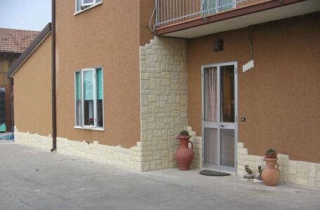 <a href="/prodotti/pietre-per-rivestimento-e-battiscopa/pietre-murali-umbria/">pietre murali Umbria</a> colore giallo, cod. 12PMUMGG, località: Lusia (RO) pietre murali Umbria colore giallo, cod. 12PMUMGG, località: Lusia (RO)