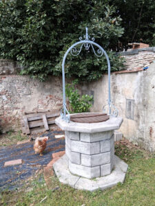 <a href="/prodotti/pozzi-decorativi-da-giardino/pozzo-60/">pozzo da giardino 60</a> col. antichizzato, cod. 06PB60AT, località: San Giorgio Cascina (Pisa) pozzo da giardino 60 col. antichizzato, cod. 06PB60AT, località: San Giorgio Cascina (Pisa)
