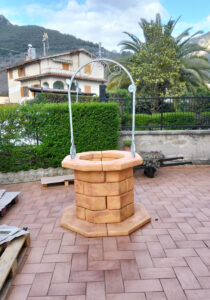 <a href="/prodotti/pozzi-decorativi-da-giardino/pozzo-60/">pozzo da giardino 60</a> col. mattone, cod. 06PB60M, località: Ferentillo (Terni) pozzo da giardino 60 col. mattone, cod. 06PB60M, località: Ferentillo (Terni)