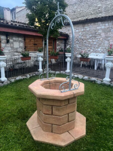 <a href="/prodotti/pozzi-decorativi-da-giardino/pozzo-60/">pozzo da giardino 60</a> col. pietre del borgo, cod. 06PB60P, località: Cagli (Pesaro-Urbino) pozzo da giardino 60 col. pietre del borgo, cod. 06PB60P, località: Cagli (Pesaro-Urbino)