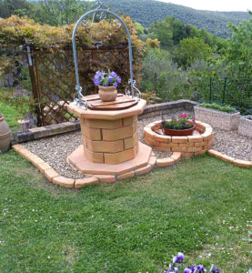<a href="/prodotti/pozzi-decorativi-da-giardino/pozzo-60/">pozzo da giardino 60</a>, <a href="/prodotti/cordoli-bordure-piastre/bordo-curvo-80-100/">bordo curvo da 80</a> e <a href="/prodotti/cordoli-bordure-piastre/bordo-dritto-25/">bordo dritto 25</a> col. pietre del borgo, località: Murlo (Siena) pozzo da giardino 60, bordo curvo da 80 e bordo dritto 25 col. pietre del borgo, località: Murlo (Siena)