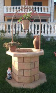 <a href="/prodotti/pozzi-decorativi-da-giardino/pozzo-60/">pozzo da giardino 60</a> col. pietre del borgo, cod. 06PB60P, località: Cassano delle Murge (Bari) pozzo da giardino 60 col. pietre del borgo, cod. 06PB60P, località: Cassano delle Murge (Bari)