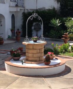 <a href="/prodotti/pozzi-decorativi-da-giardino/pozzo-60/">pozzo da giardino 60</a> col. pietre del borgo, cod. 06PB60P, località: Isola d'Ischia (Napoli) pozzo da giardino 60 col. pietre del borgo, cod. 06PB60P, località: Isola d'Ischia (Napoli)