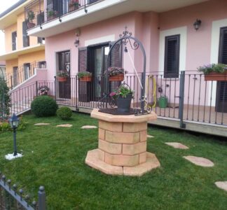 <a href="/prodotti/pozzi-decorativi-da-giardino/pozzo-60/">pozzo da giardino 60</a> col. pietre del borgo, cod. 06PB60P, località: Oppido Lucano (Potenza) pozzo da giardino 60 col. pietre del borgo, cod. 06PB60P, località: Oppido Lucano (Potenza)