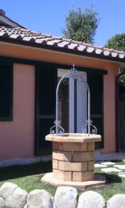 <a href="/prodotti/pozzi-decorativi-da-giardino/pozzo-60/">pozzo da giardino 60</a> col. pietre del borgo, cod. 06PB60P, località: Isola d'Elba, Portoferraio (Livorno) pozzo da giardino 60 col. pietre del borgo, cod. 06PB60P, località: Isola d'Elba, Portoferraio (Livorno)