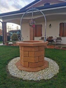 <a href="/prodotti/pozzi-decorativi-da-giardino/pozzo-80/">pozzo da giardino 80</a> col. mattone, cod. 06PB80M, località: Aselogna di Cerea (Verona) pozzo da giardino 80 col. mattone, cod. 06PB80M, località: Aselogna di Cerea (Verona)