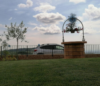 <a href="/prodotti/pozzi-decorativi-da-giardino/pozzo-80/">pozzo da giardino 80</a> col. mattone, cod. 06PB80M, località: Negrar (Verona) pozzo da giardino 80 col. mattone, cod. 06PB80M, località: Negrar (Verona)
