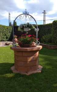 <a href="/prodotti/pozzi-decorativi-da-giardino/pozzo-80/">pozzo da giardino 80</a> col. mattone, cod. 06PB80M, località: Palestrina (Roma) pozzo da giardino 80 col. mattone, cod. 06PB80M, località: Palestrina (Roma)