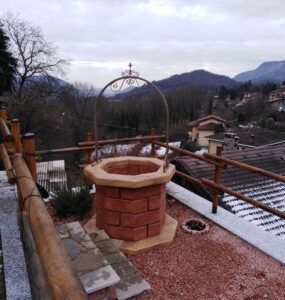 <a href="/prodotti/pozzi-decorativi-da-giardino/pozzo-80/">pozzo da giardino 80</a> col. personalizzata, località: Cuasso al Monte (Varese) pozzo da giardino 80 col. personalizzata, località: Cuasso al Monte (Varese)