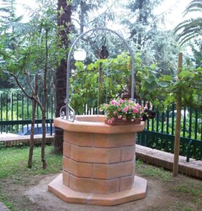 <a href="/prodotti/pozzi-decorativi-da-giardino/pozzo-80/">pozzo da giardino 80</a> col. pietre del borgo, cod. 06PB80P, località: Avellino pozzo da giardino 80 col. pietre del borgo, cod. 06PB80P, località: Avellino