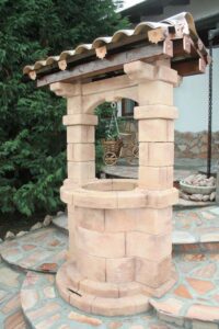 pozzo da giardino <a href="/prodotti/pozzi-decorativi-da-giardino/pozzo-brenta-con-tetto/">Brenta con tetto</a> col. mattone, cod. 06PBTM versione 2009, località: Magherno (Pavia) pozzo da giardino Brenta con tetto col. mattone, cod. 06PBTM versione 2009, località: Magherno (Pavia)