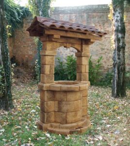 pozzo da giardino <a href="/prodotti/pozzi-decorativi-da-giardino/pozzo-brenta-con-tetto/">Brenta con tetto</a> col. old stone, cod. 06PBTOS versione 2009, località: Lendinara (Rovigo) pozzo da giardino Brenta con tetto col. old stone, cod. 06PBTOS versione 2009, località: Lendinara (Rovigo)