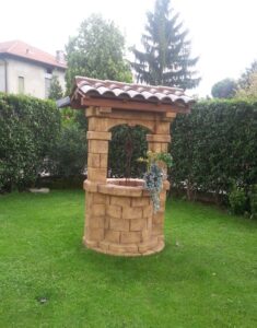 pozzo da giardino <a href="/prodotti/pozzi-decorativi-da-giardino/pozzo-brenta-con-tetto/">Brenta con tetto</a> col. old stone, cod. 06PBTOS versione attuale, provincia di Varese pozzo da giardino Brenta con tetto col. old stone, cod. 06PBTOS versione attuale, provincia di Varese