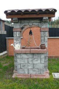 <a href="/prodotti/pozzi-decorativi-da-giardino/pozzo-country/">pozzo da giardino country</a> col. antichizzato, cod. 06PCAT, località: Sant'Angelo Romano (Roma) pozzo da giardino country col. antichizzato, cod. 06PCAT, località: Sant'Angelo Romano (Roma)