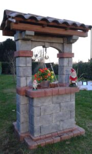 <a href="/prodotti/pozzi-decorativi-da-giardino/pozzo-country/">pozzo da giardino country</a> col. antichizzato, cod. 06PCAT, località: Verona pozzo da giardino country col. antichizzato, cod. 06PCAT, località: Verona
